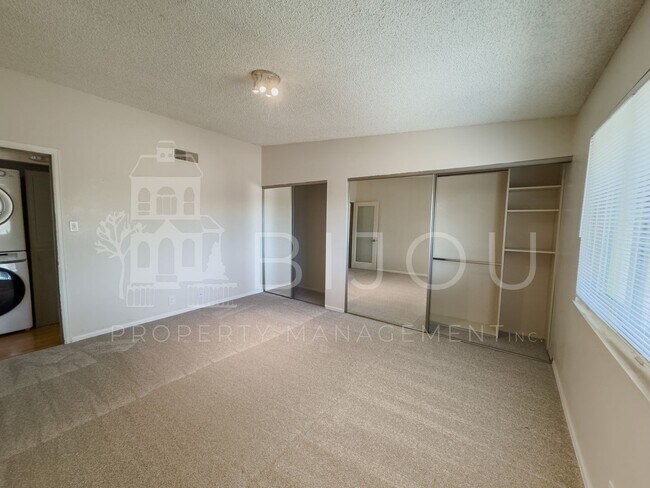 Building Photo - Westside Condo w/ Amazing Views