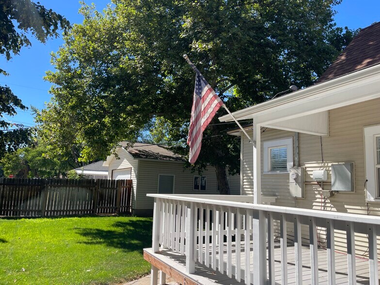 Building Photo - 1529 S Vermont Ave