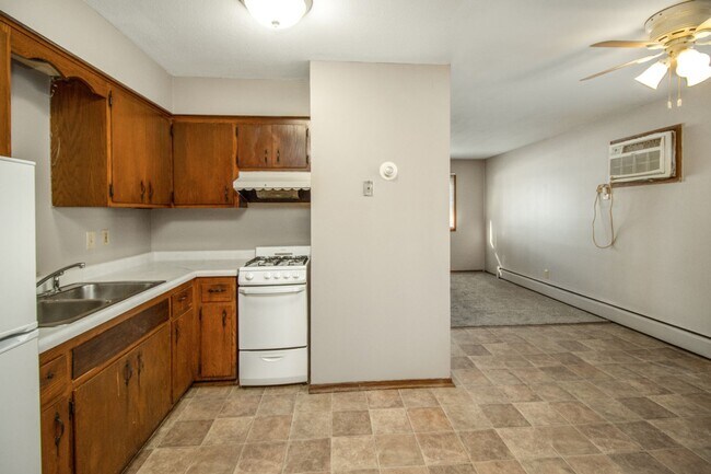 Building Photo - 2 Bed/1 Bath Apart- Off-Street Parking- Near Cub Foods- Available May 1