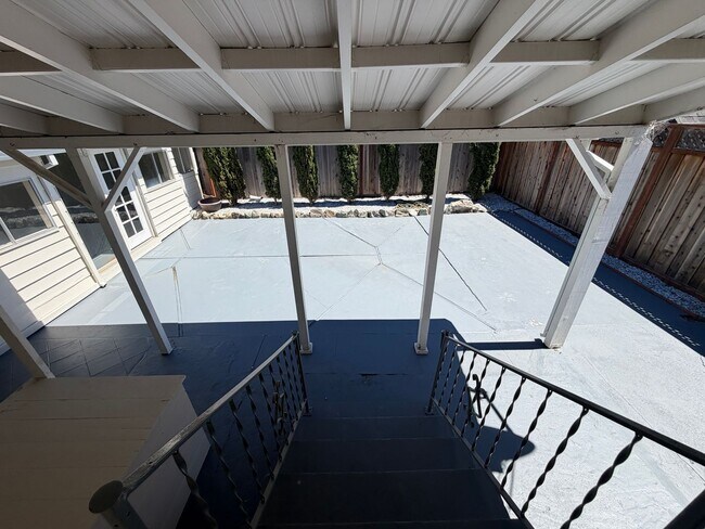 Building Photo - Beautiful Burlingame