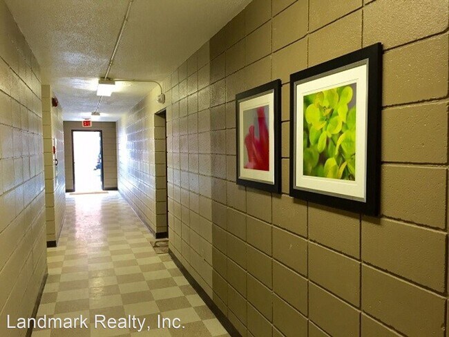 Building Photo - 9 E Deer Park Dr