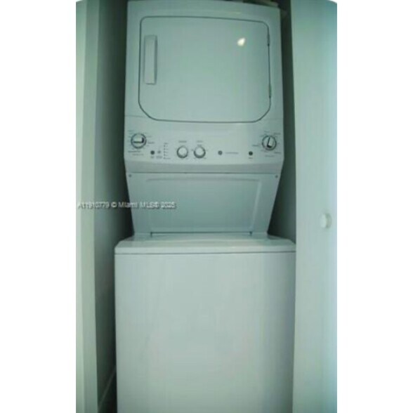 Building Photo - 501 NE 31st St