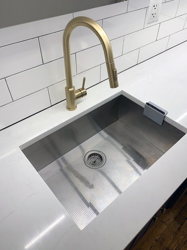 Large, deep sink with pull out faucet sprayer. - 25 N Broadway