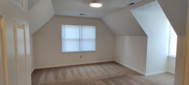 Building Photo - 3 bedroom home with fenced rear yard