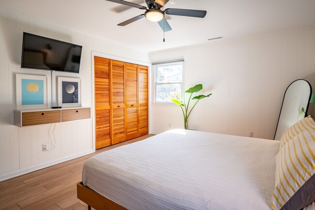 Building Photo - BEACH HOME NOW AVAILABLE-SHORT OR LONG-TERM