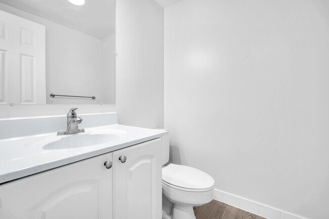 Building Photo - 100 Kings Point Dr