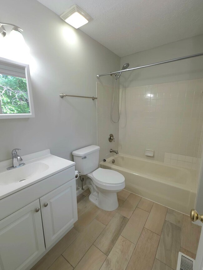 Building Photo - Move in Ready 3 Bedroom Townhouse in Yorktown!