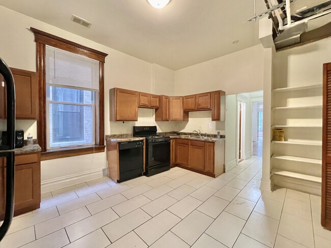 Building Photo - 1321 N Maplewood Ave