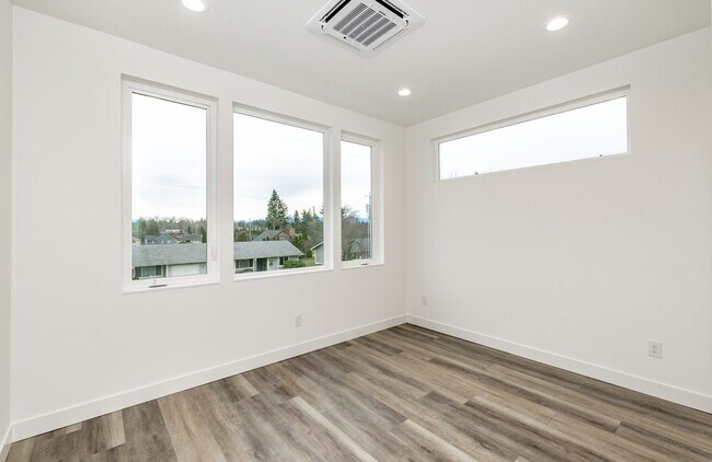 Building Photo - Edgewood Stunner