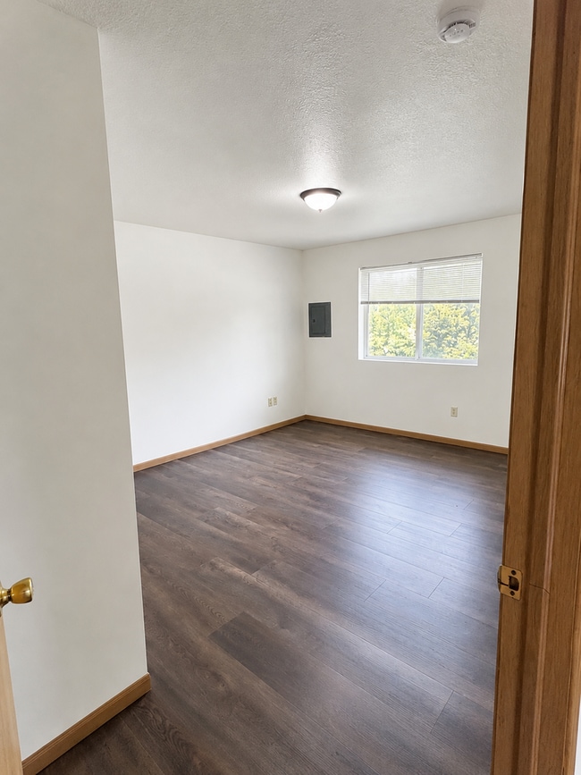 Building Photo - Large Upstairs 2 Bedroom in Faribault