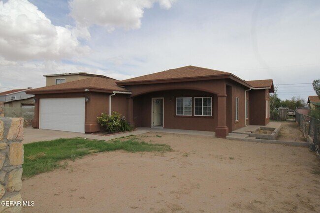 Building Photo - 456 Passmore Rd