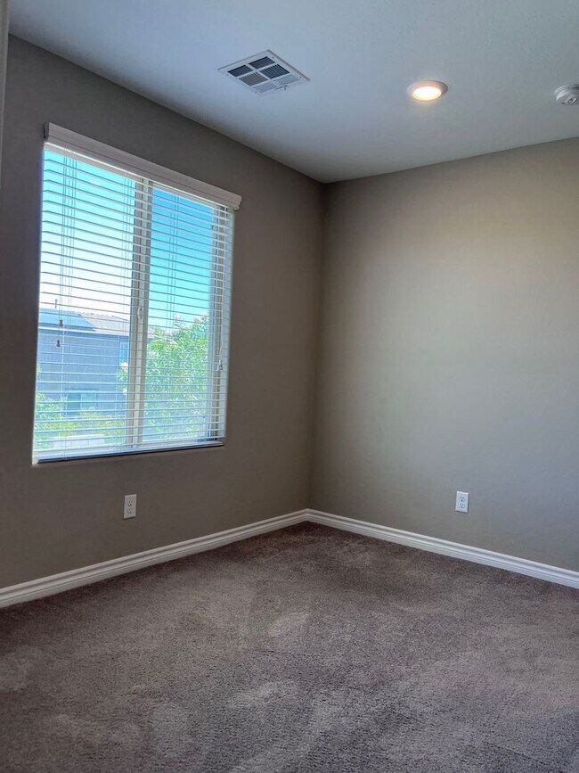 Building Photo - 3 Bedroom Single Family home - Gated community