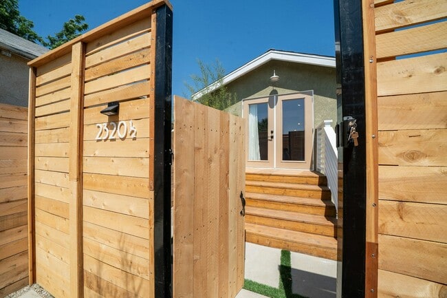 Building Photo - 2320 1/2 Alta Street