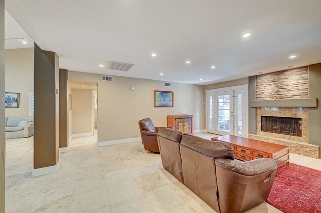 Building Photo - Charming 4 bedroom 3 bath fully furnished pool home in the heart of spring valley!