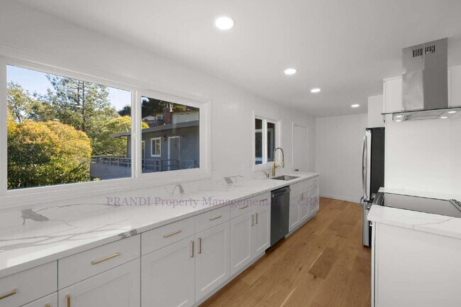 Building Photo - SPECIAL 2 WEEKS FREE RENT! Sun Valley Triplex, Fully Renovated with Attention to detail