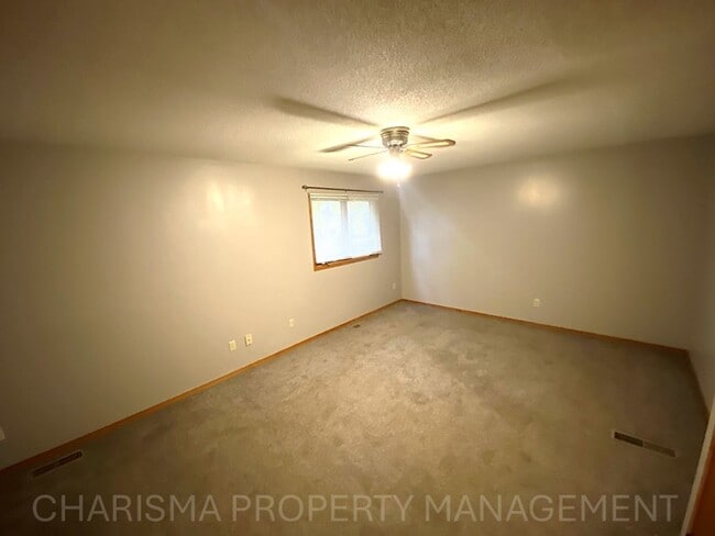 Building Photo - 4 BEDROOM, 2 BATH HOME IN EAST SIOUX FALLS! DOUBLE ATTACHED GARAGE! FENCED IN BACKYARD!