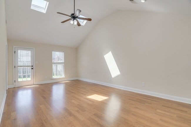 Building Photo - 2 Bed 2 Bath Townhouse Minutes from Ft Gordon