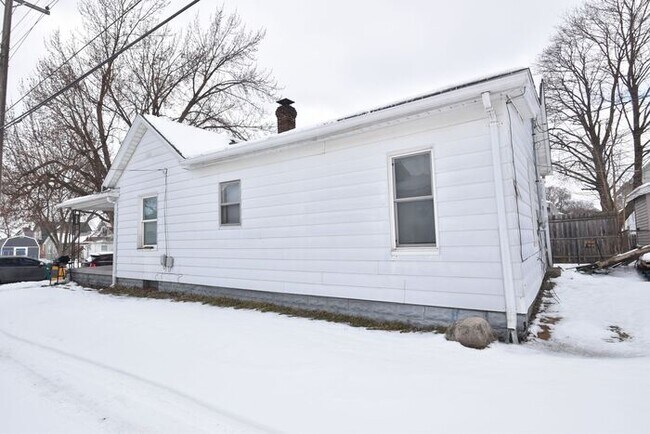 Building Photo - Mishawaka Near Parks and the Riverwalk 2 bedroom
