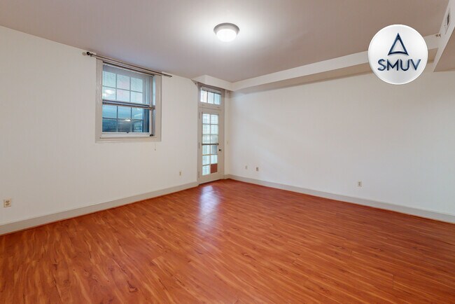 Building Photo - 12 E Chase St