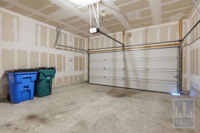 Building Photo - 729 Manzano Ln