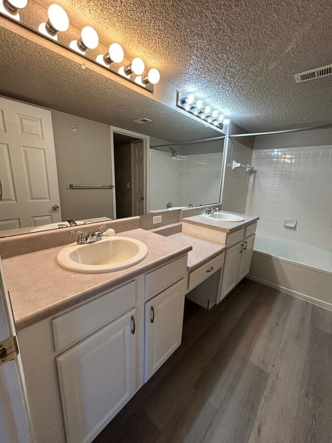 Building Photo - 2Br/2Ba Townhouse with Attached Garage