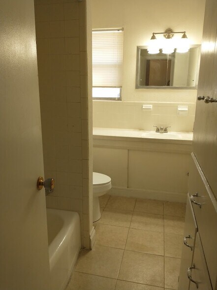 HALL BATH - 2529 HAMPTON LANE