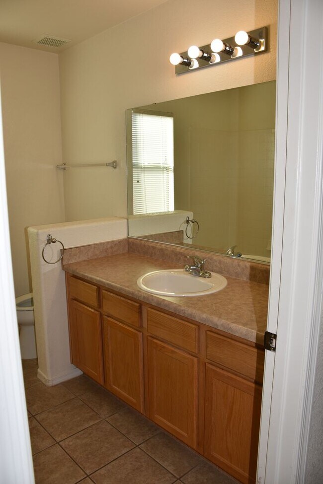 Building Photo - Fabulous Home Close to everything you'll Need in Sierra Vista, Az