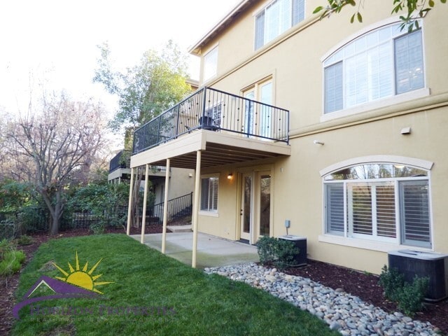 Building Photo - Modern Three-story 5 Bed 3.5 Bath 2,601 sqft Fair Oaks Home