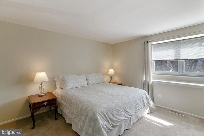 Building Photo - 933 Elm Rd