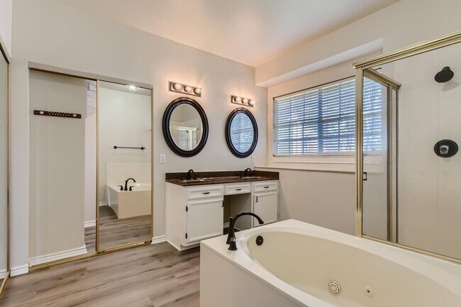 Building Photo - 4BD/3BA HOME IN SHADY HOLLOW ON CUL-DE-SAC!