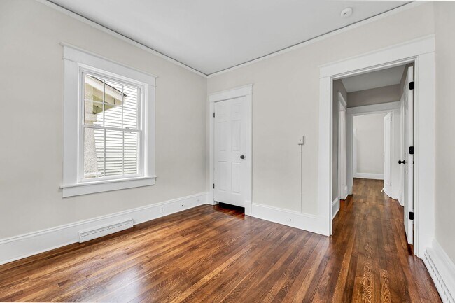 Building Photo - 1320 W Friendly Ave