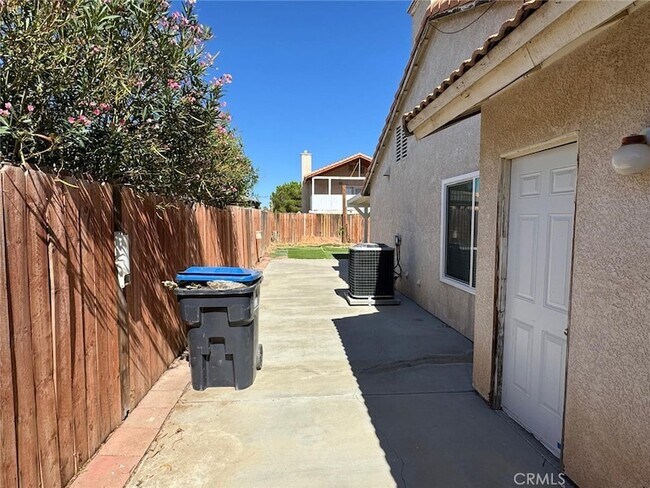 Building Photo - 1229 Onyx Dr