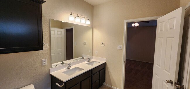 Building Photo - Beautiful 3 Bedroom House