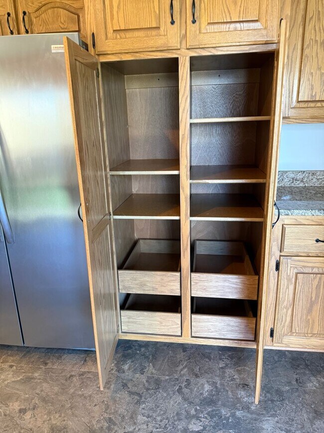 Building Photo - 2110 John St