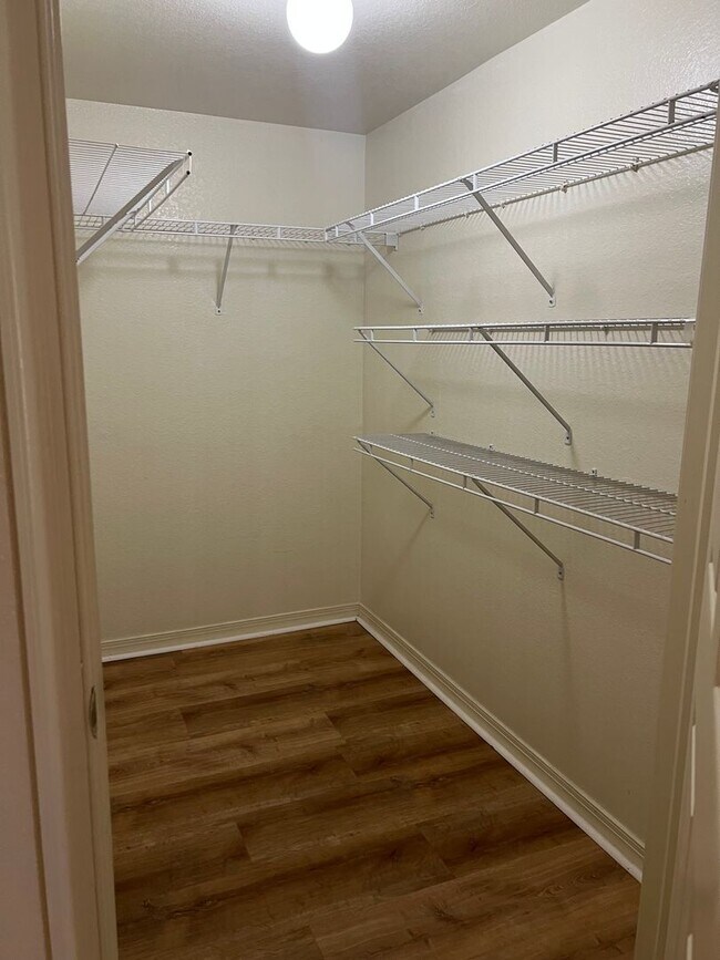 Building Photo - 4520