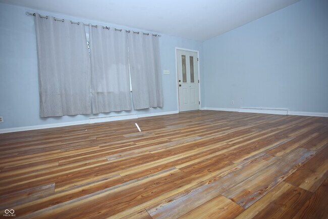 Building Photo - 150 E Beechwood Ln