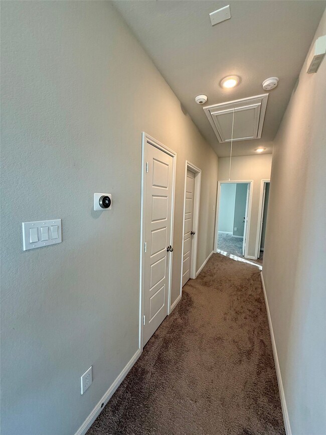 Building Photo - 15402 Sailpoint Ln