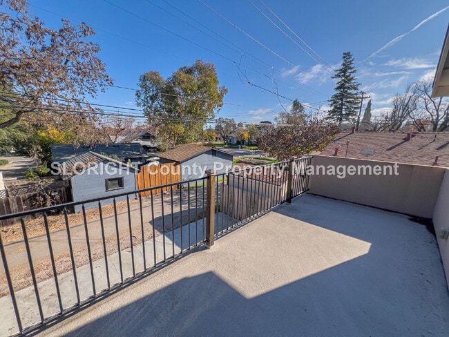 Building Photo - AVAILABLE NOW - Spacious Home Close to Downtown Paso Robles - 3 Bed / 2.5 Bath