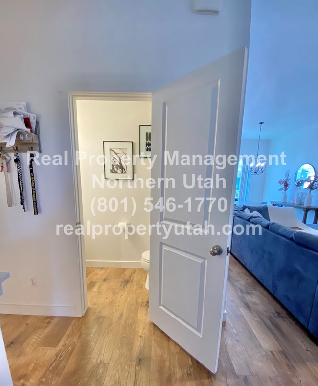 Building Photo - 3 Bed 3.5 Bath Layton Townhome Coming Soon!