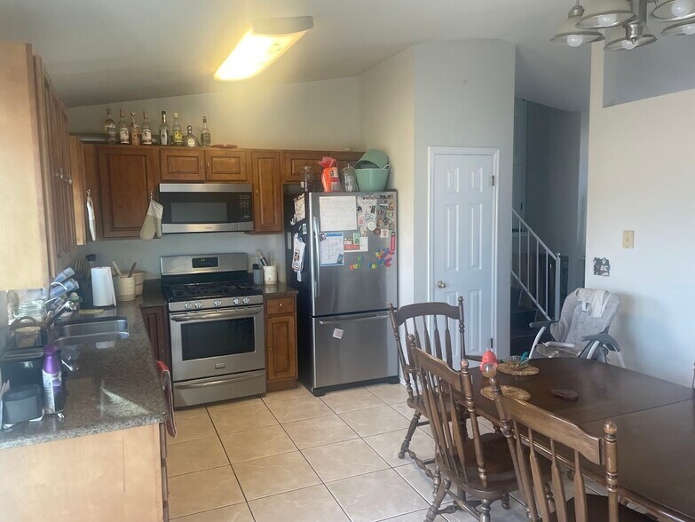 Building Photo - 758 E New England Dr