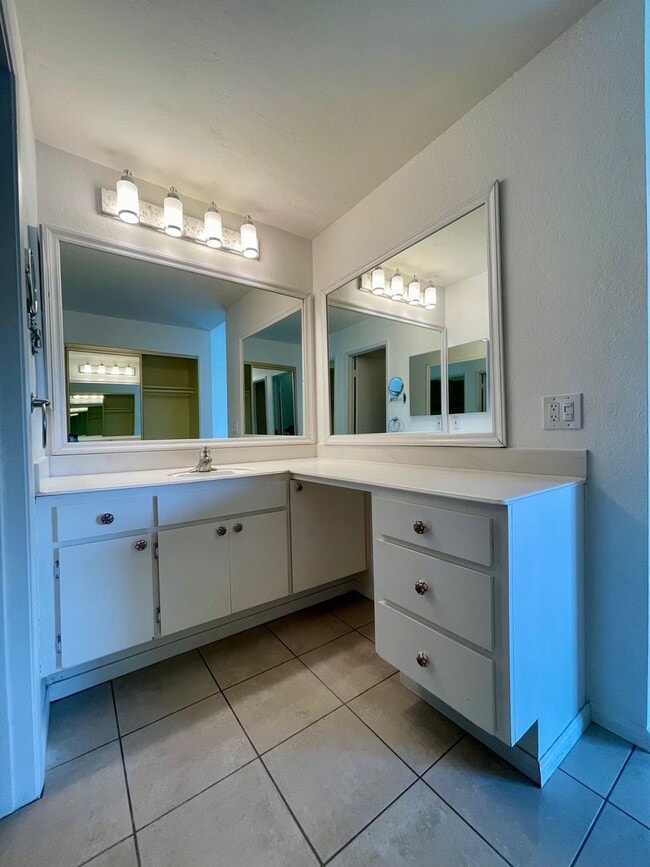 Building Photo - Large 2 bedroom condo in well desired La Jolla area