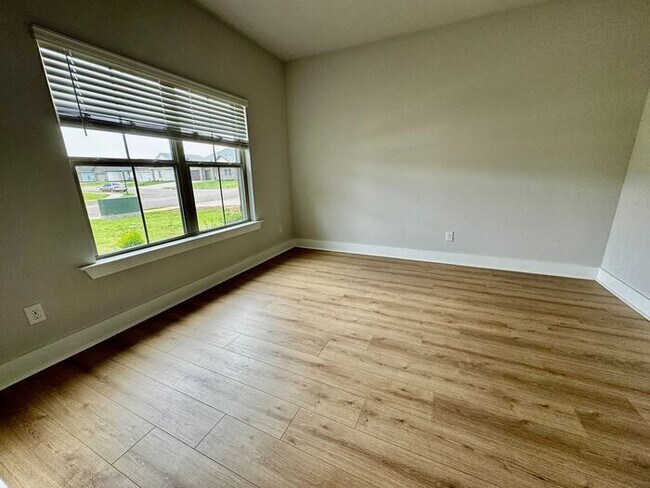 Building Photo - Home in Tech Corridor with office
