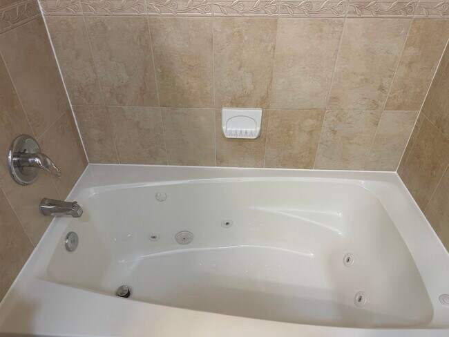 Building Photo - 2024 Grand Ave