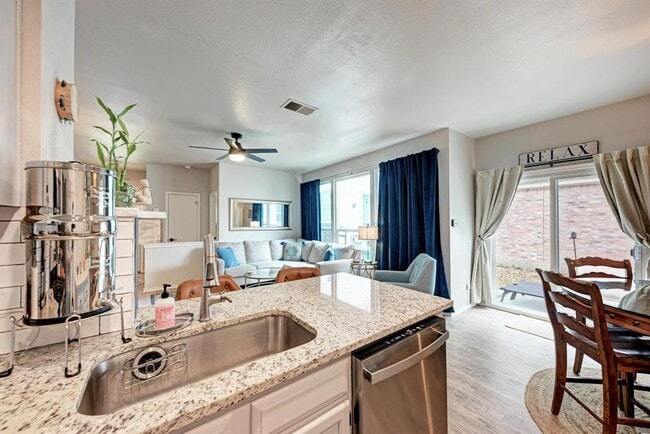 Building Photo - 922 Thackeray Ln