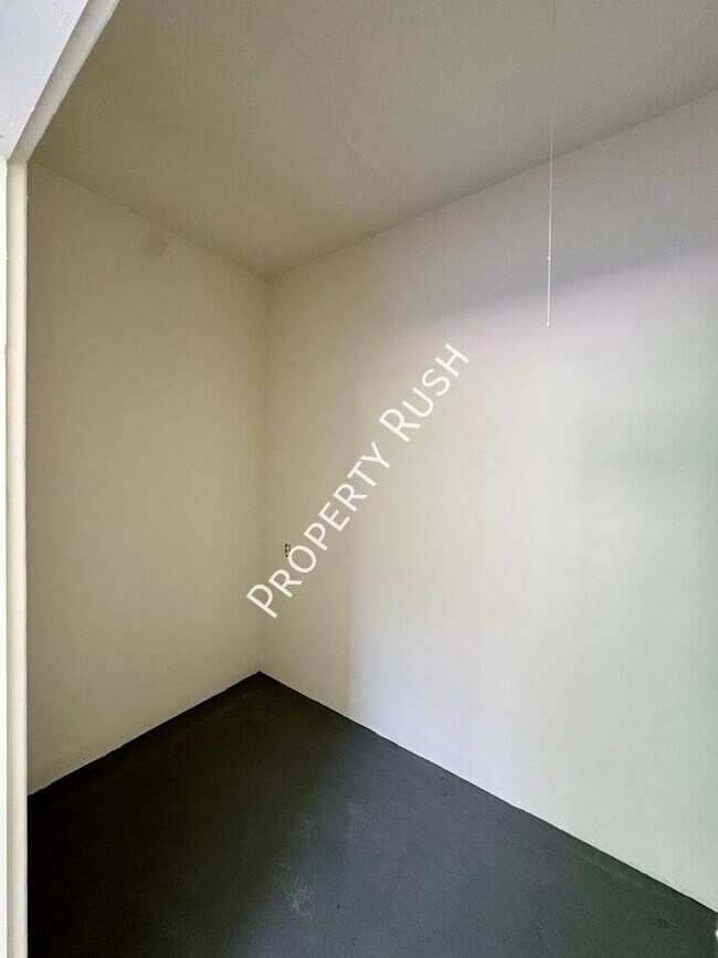 Building Photo - 824 Clift St