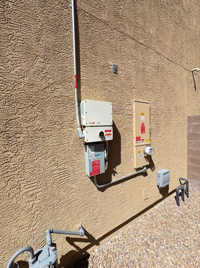 Building Photo - 4 bedroom in gated community!