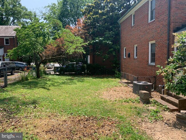 Building Photo - 5203 Saratoga Ave