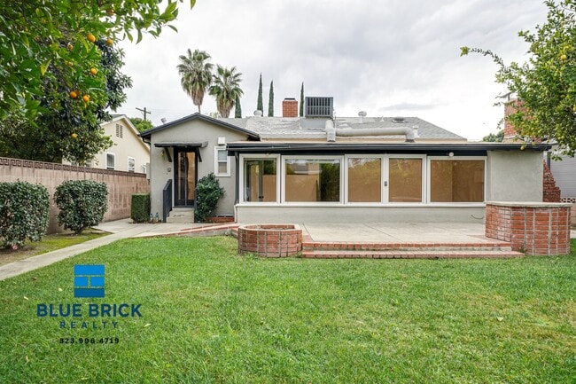 Building Photo - 5620 1/2 Radford Ave -