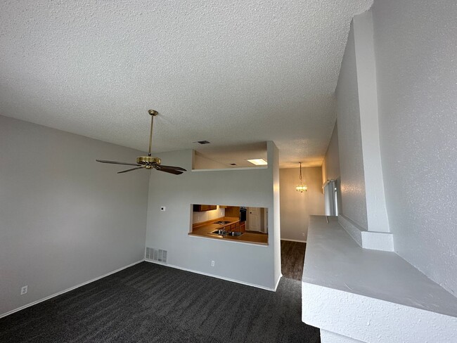 Building Photo - CUTE 3 BEDROOM 2 BATH IN NORTHSIDE ISD
