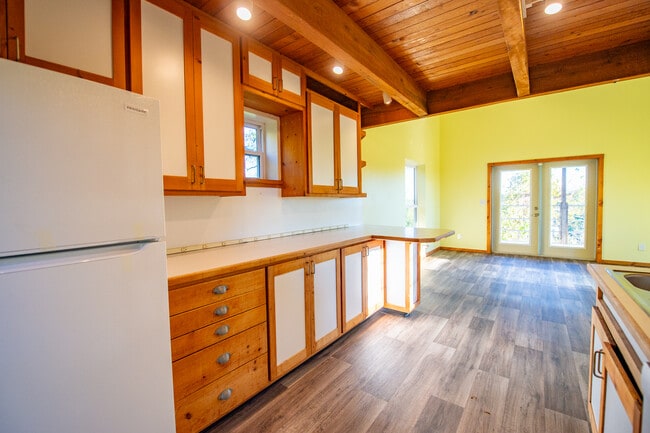 Building Photo - 10644 Peach Ridge Rd